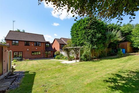 6 Bratch Hollow, Wombourne, Wolverhampton, WV5 9AE