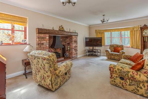 6 Bratch Hollow, Wombourne, Wolverhampton, WV5 9AE