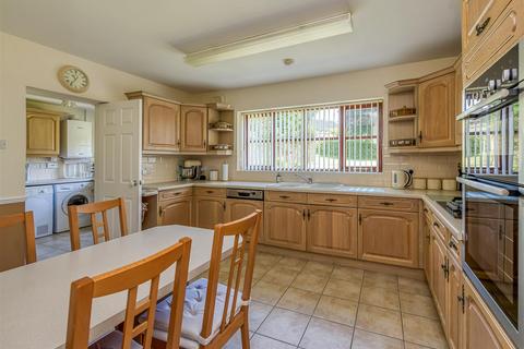 6 Bratch Hollow, Wombourne, Wolverhampton, WV5 9AE