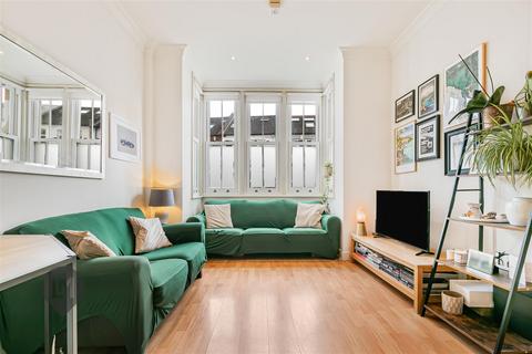 2 bedroom flat to rent, Replingham Road, London