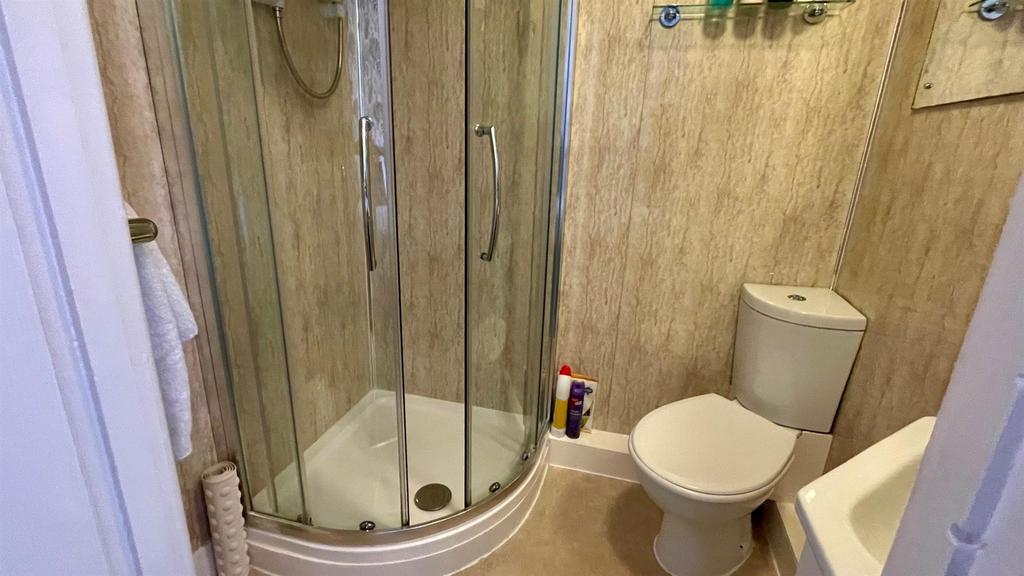 En suite 3 piece shower room