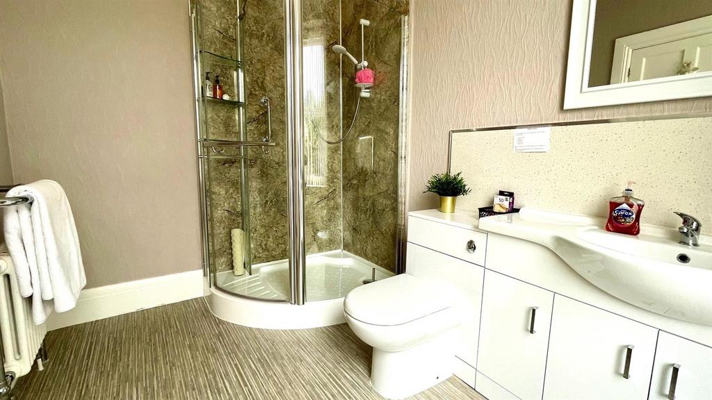 Large en suite 3 piece shower room