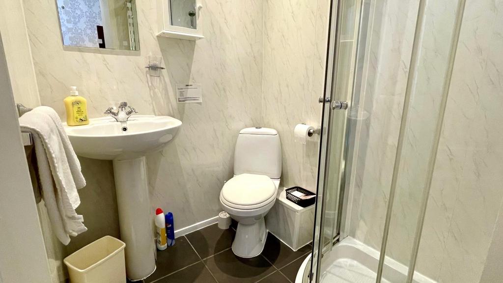 EN-SUITE 3 piece SHOWER ROOM