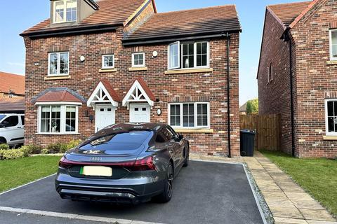 3 bedroom semi-detached house to rent, Chillingham Road, Winsford