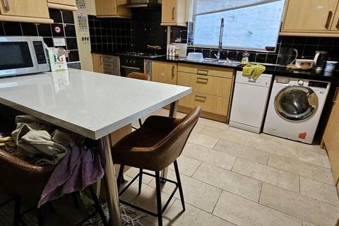 8 bedroom house of multiple occupation to rent, Smedley Road (Rooms, House share HMO), Manchester M8
