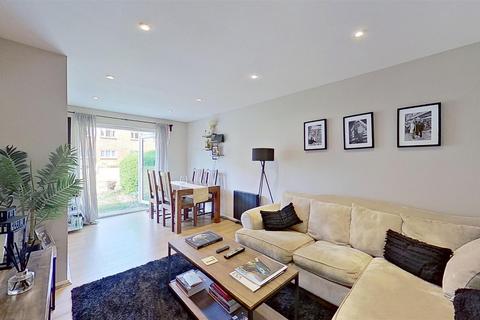 2 bedroom flat for sale, Barnfield Close, London