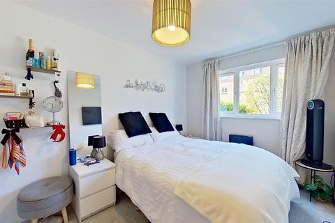 2 bedroom flat for sale, Barnfield Close, London