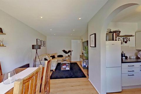 3 Barnfield Close, London, SW17 0AU