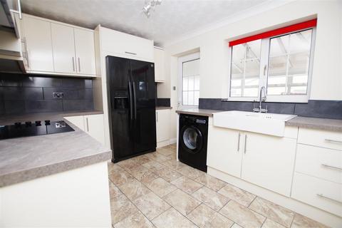 2 bedroom semi-detached house to rent, Foxglove Road, Swindon SN25