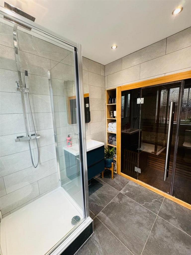 Ensuite &amp; Sauna