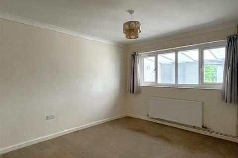 18 Chedgrave Road, Lowestoft, NR33 9DZ