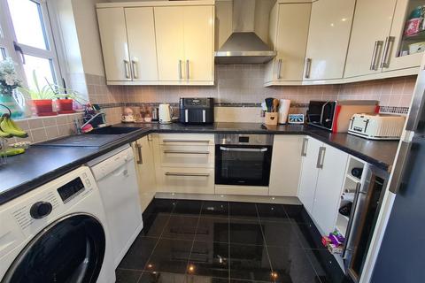 2 bedroom flat for sale, St. Georges Road, Aldershot