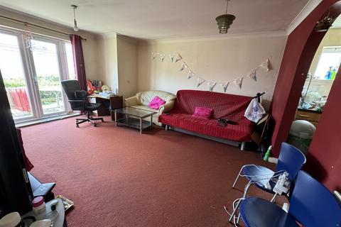 2 bedroom flat to rent, Dominion Close, Hounslow TW3