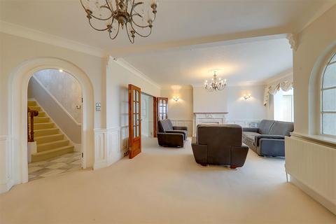 4 bedroom detached house to rent, West Parade, Worthing, BN11