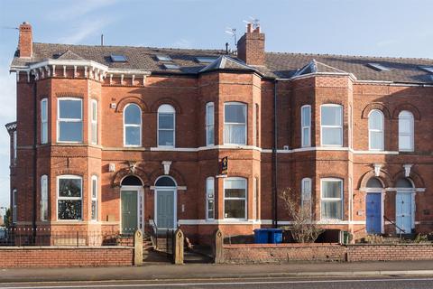 Studio to rent, Wellington Road North, Heaton Chapel