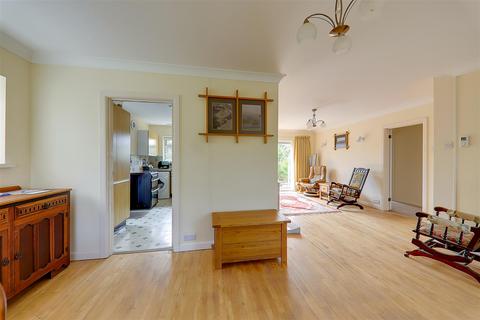 2 bedroom detached bungalow to rent, High View, High Salvington, Worthing, BN13