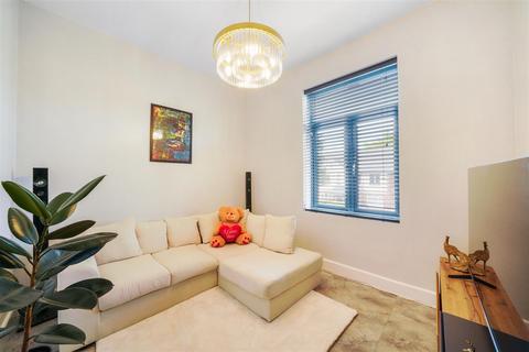 3 bedroom flat for sale, Darwin Road, London W5