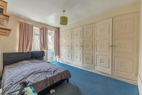 2 bedroom flat for sale, Sterling Avenue, Edgware HA8