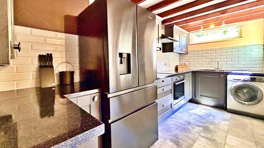 Kitchen 1.jpg