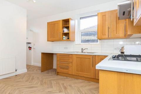 3 bedroom apartment to rent, NW2