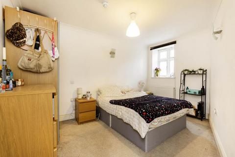 2 bedroom apartment to rent, NW4