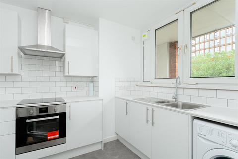 3 bedroom maisonette for sale, Ravenscroft Street, London