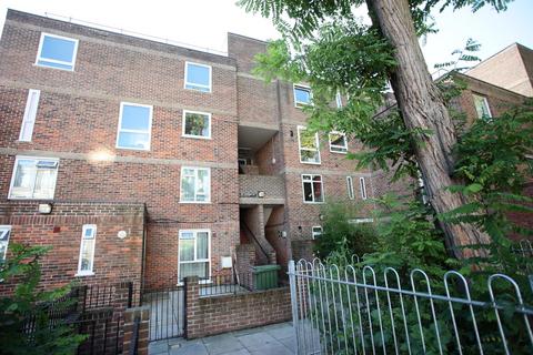 3 bedroom flat to rent, St. Peters Close, London