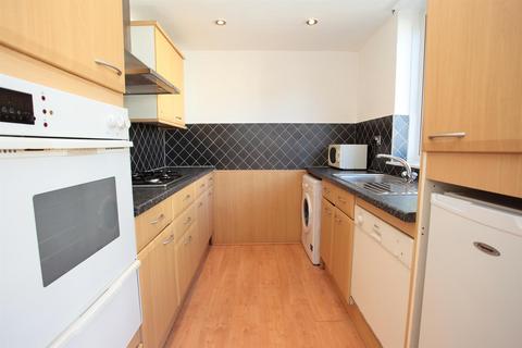 3 bedroom flat to rent, St. Peters Close, London