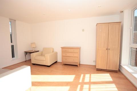 3 bedroom flat to rent, St. Peters Close, London