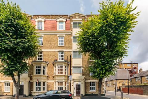 3 bedroom flat to rent, Ainsley Street, London