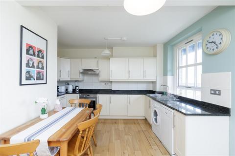 3 bedroom flat to rent, Ainsley Street, London