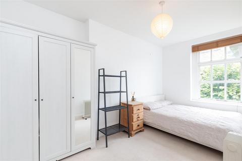 3 bedroom flat to rent, Ainsley Street, London