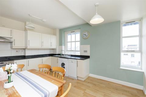 3 bedroom flat to rent, Ainsley Street, London