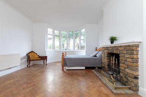 4 bedroom terraced house to rent, Sharon Gardens, London