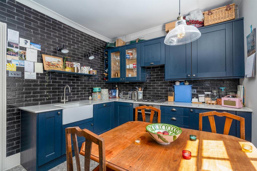 06 To Let 1 Bedroom Flat Belitha Villas N1 www.isl
