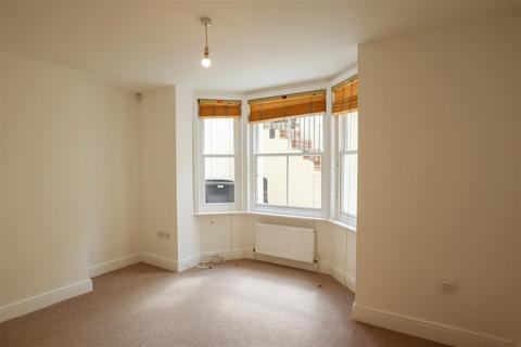 2 bedroom flat to rent, Cambridge Gardens, Hastings