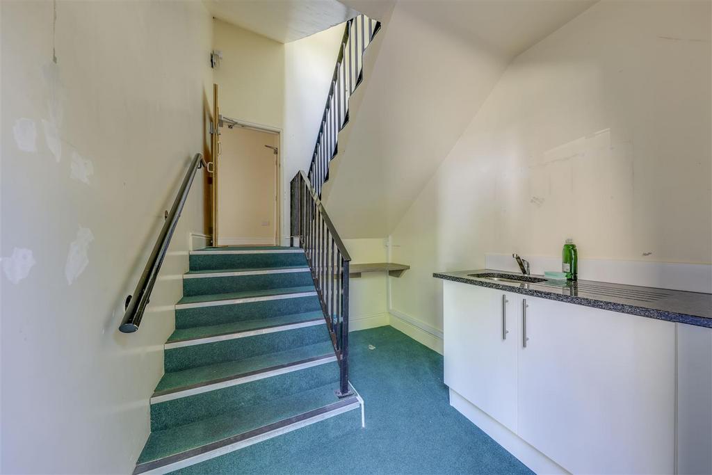 Entrance Hall / Kitchenette