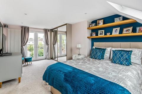 5 Lodge Road, Fetcham, Leatherhead, KT22 9QY