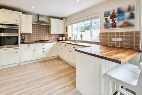 5 Lodge Road, Fetcham, Leatherhead, KT22 9QY