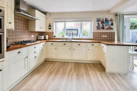 5 Lodge Road, Fetcham, Leatherhead, KT22 9QY