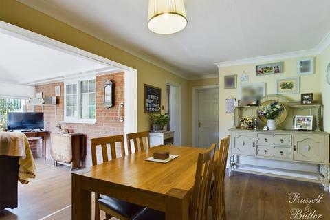 5 bedroom detached house for sale, Kingfisher Road, Buckingham