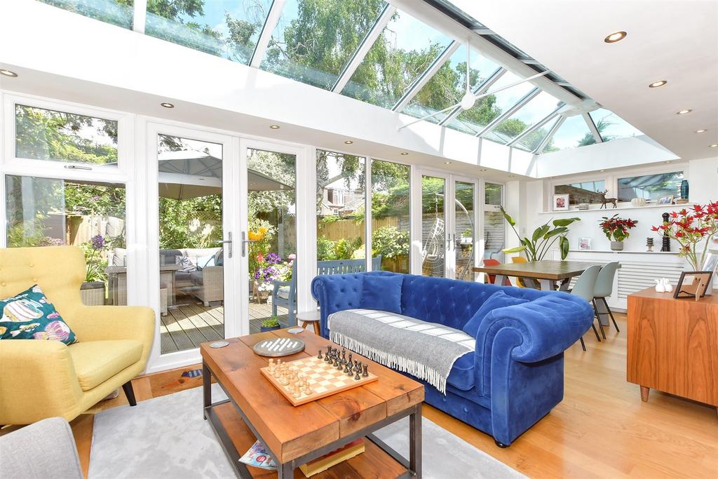 Kingsham Avenue, Chichester, West Sussex 4 bed detached house for sale £600,000
