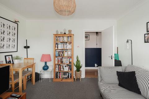 2 bedroom flat to rent, Walton Road, West Molesey KT8