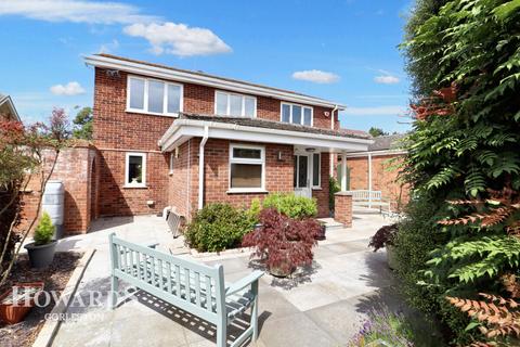 5 bedroom detached house for sale, Lowestoft Road, Gorleston