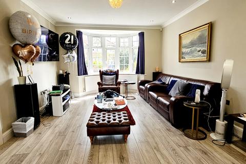 3 bedroom semi-detached villa to rent, Berwyn Avenue, Hounslow TW3