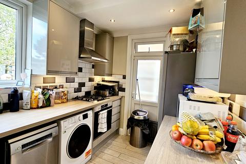 3 bedroom semi-detached villa to rent, Berwyn Avenue, Hounslow TW3