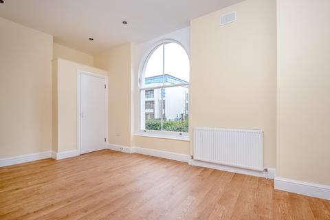 2 bedroom flat to rent, Old Devonshire Road London SW12