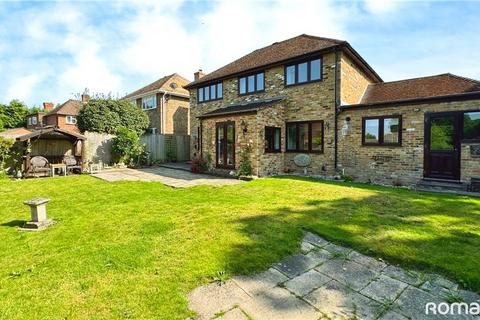 4 Crosby Gardens, Yateley, GU46 7RT