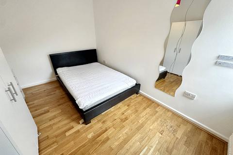2 bedroom flat to rent, Uxbridge Road, London W12