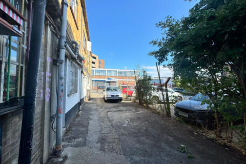 Garage to rent, Constable Crescent, London N15